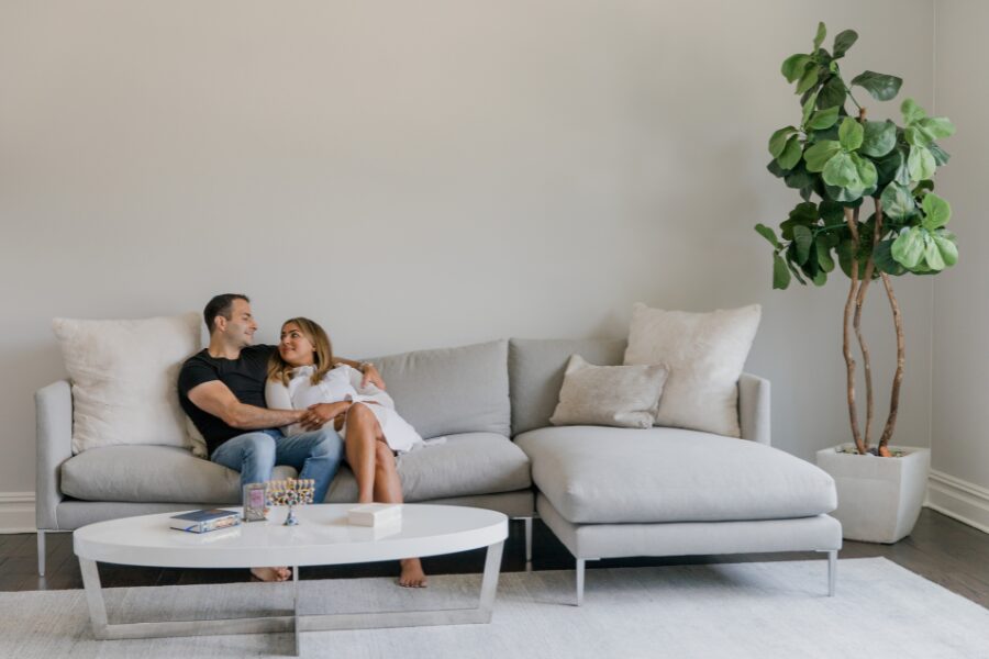 alt="キャリア観について話し合う夫婦”