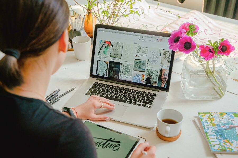 alt="柔軟な働き方をしている女性”