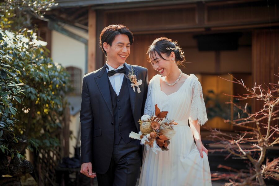 alt="結婚とキャリアを自分らしく両立している女性”