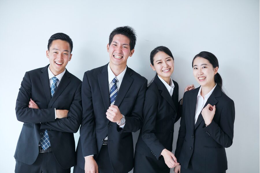 alt="就業先の仲間と笑顔の女性”