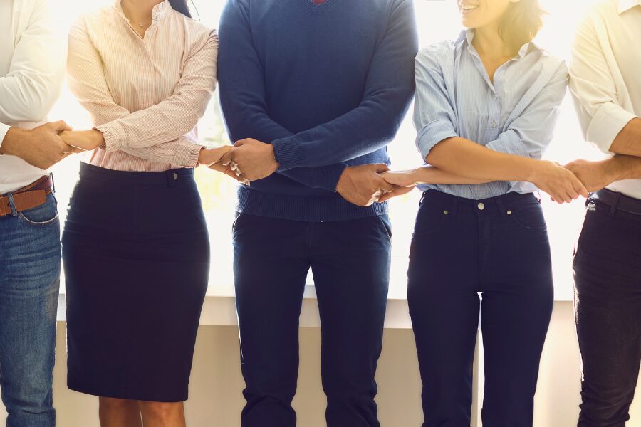 alt="企業や社会のサポートしている図”