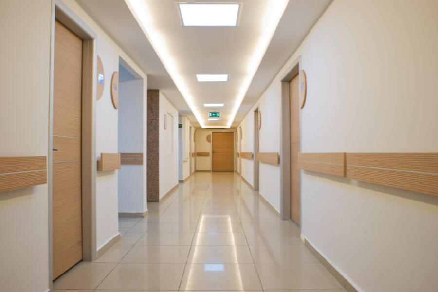 alt="不妊検査のために病院を訪れる女性の後ろ姿と待合室の様子"