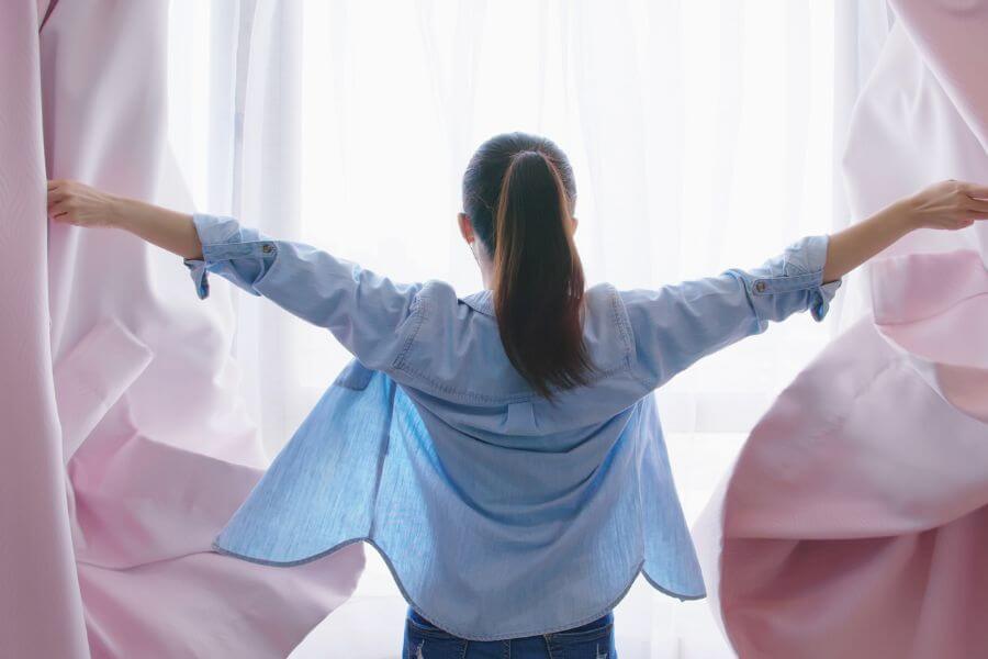 alt="人生の選択に向き合うために、自分自身と静かに向き合う女性の姿"