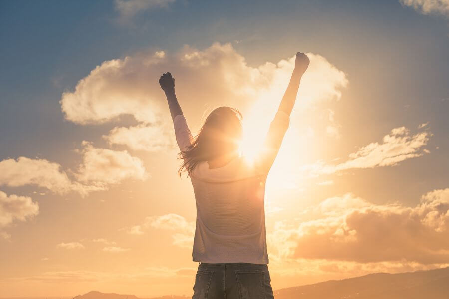 alt="自分の人生を自分で選ぶ力があることを伝える、前向きなメッセージを込めた女性の姿"