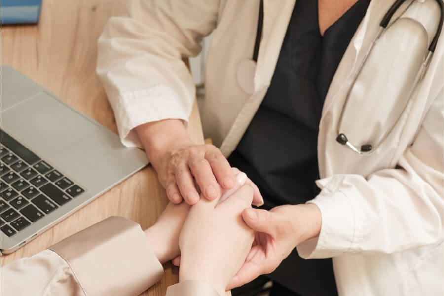 alt="キャリアメンター 長期伴走型 かかりつけ医 女性"