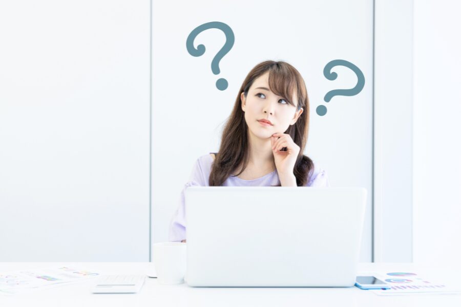 alt="学習に違和感を感じる女性"