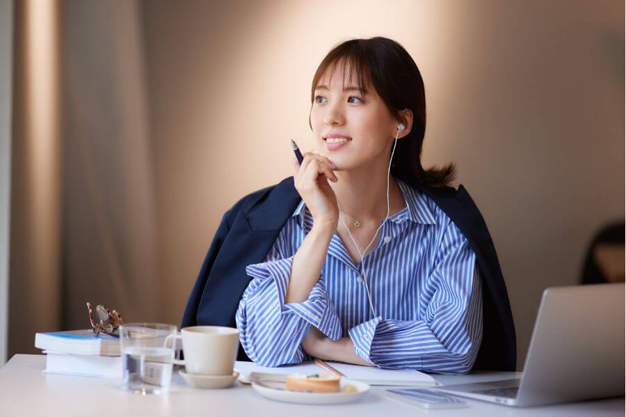 alt="自分のキャリアを選ぶ女性"