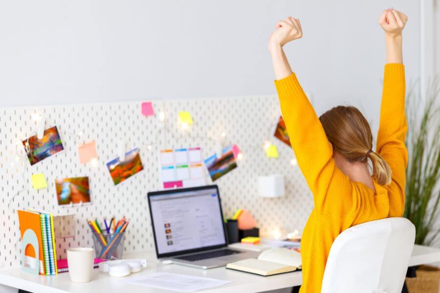 alt="キャリア設計後に前向きになった女性"