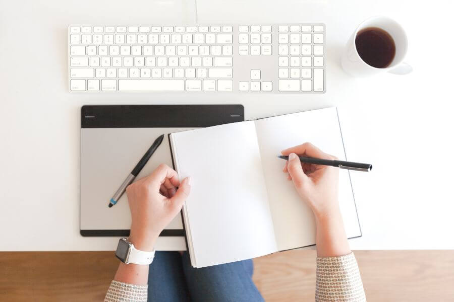 alt="キャリア設計で価値観を明確にする女性"